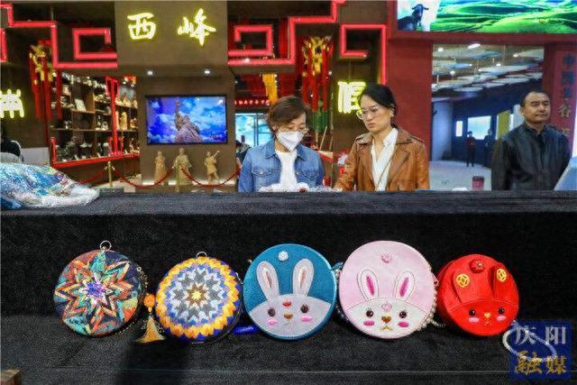 【摄影报道】先睹为快！香包节展销产品丰富多彩琳琅满目