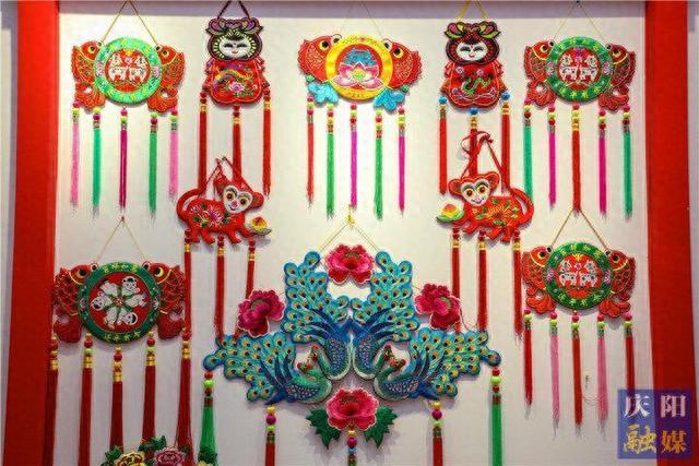 【摄影报道】先睹为快！香包节展销产品丰富多彩琳琅满目