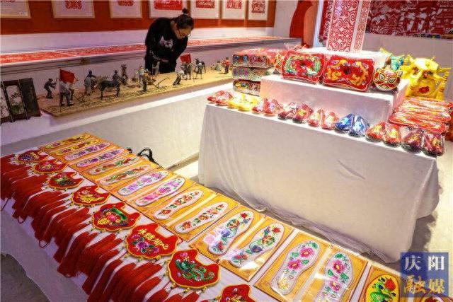 【摄影报道】先睹为快！香包节展销产品丰富多彩琳琅满目