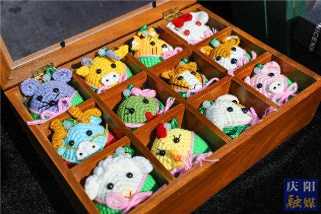 【摄影报道】先睹为快！香包节展销产品丰富多彩琳琅满目