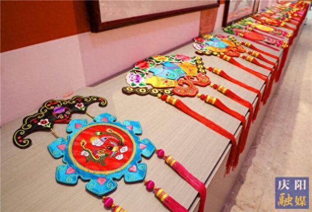 【摄影报道】先睹为快！香包节展销产品丰富多彩琳琅满目