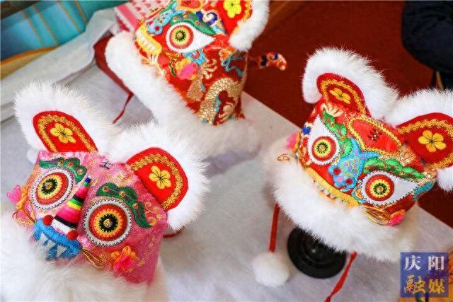 【摄影报道】先睹为快！香包节展销产品丰富多彩琳琅满目
