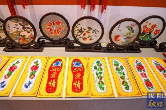 【摄影报道】先睹为快！香包节展销产品丰富多彩琳琅满目