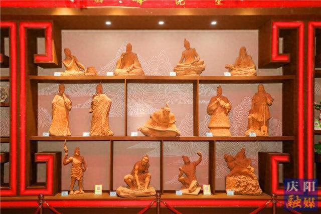 【摄影报道】先睹为快！香包节展销产品丰富多彩琳琅满目
