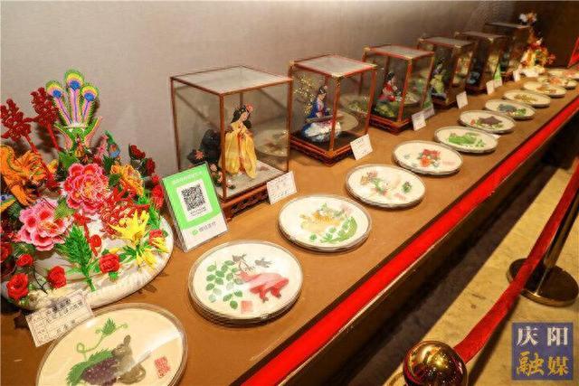 【摄影报道】先睹为快！香包节展销产品丰富多彩琳琅满目