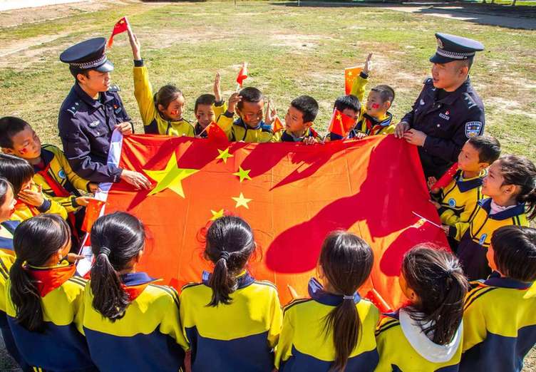新疆伊犁：爱国主义教育进校园