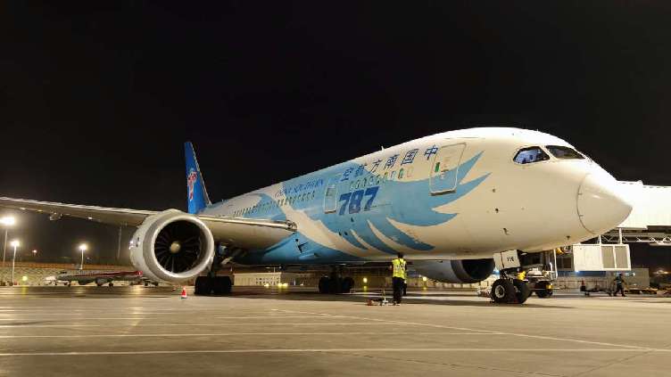 新疆赏月航班来了，南航邀请乘客空中赏月