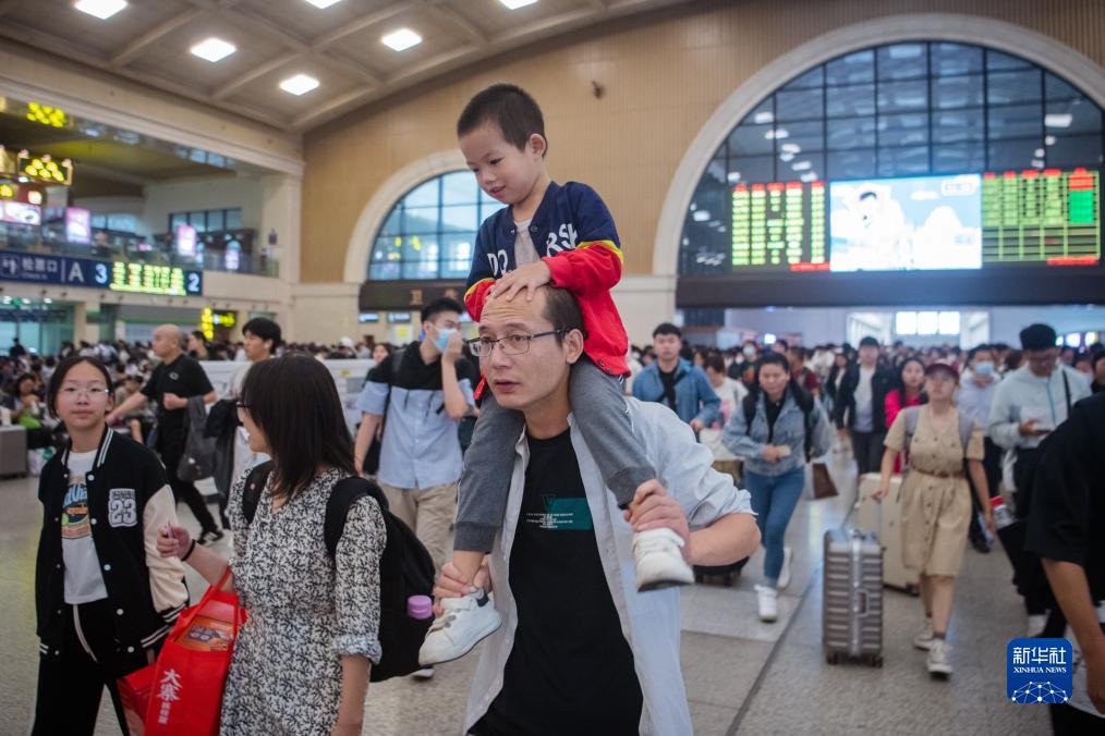 各地铁路部门迎来国庆出行高峰