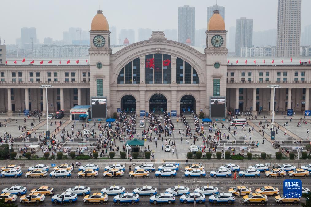 各地铁路部门迎来国庆出行高峰