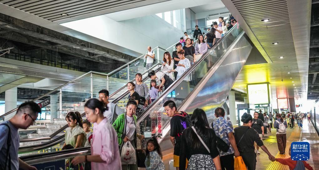 各地铁路部门迎来国庆出行高峰