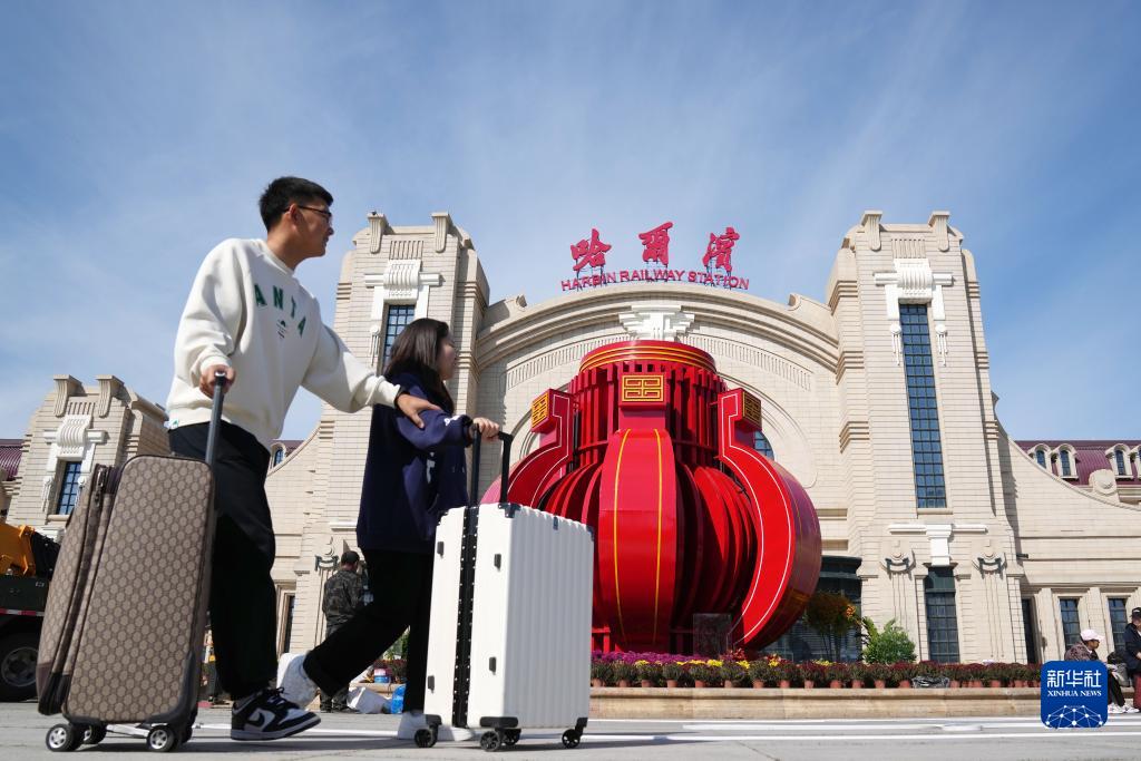 各地铁路部门迎来国庆出行高峰