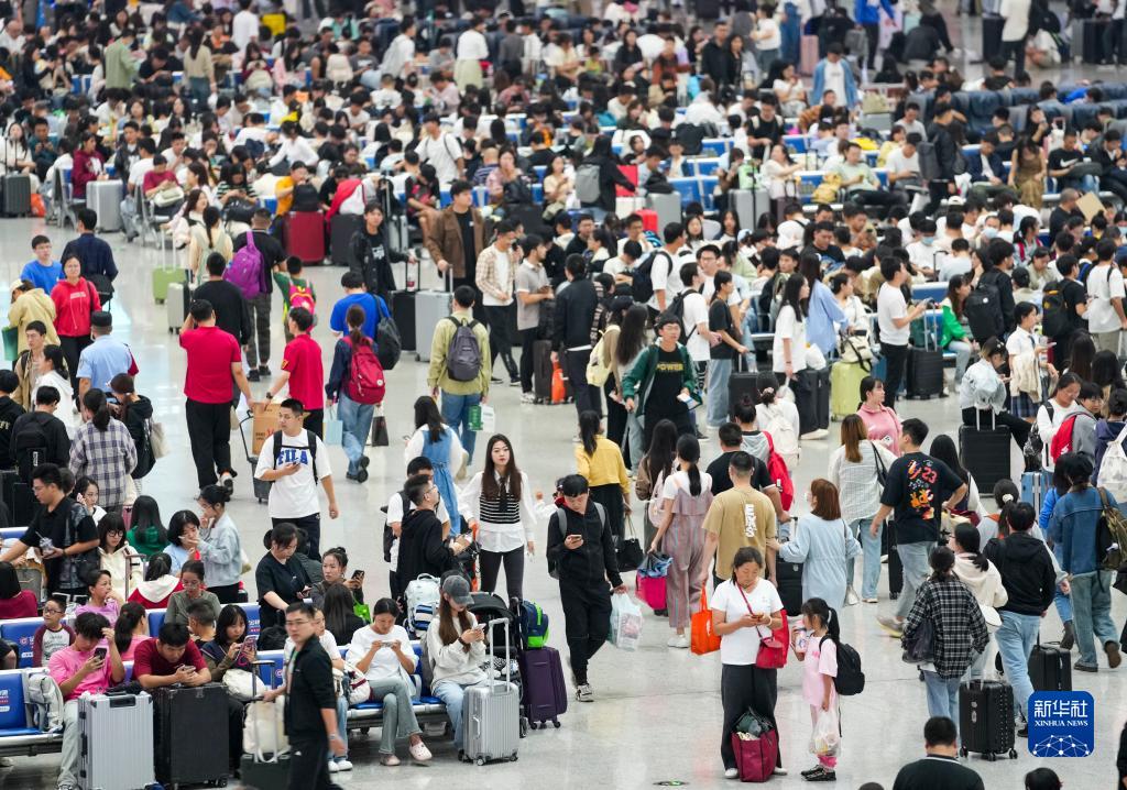 各地铁路部门迎来国庆出行高峰