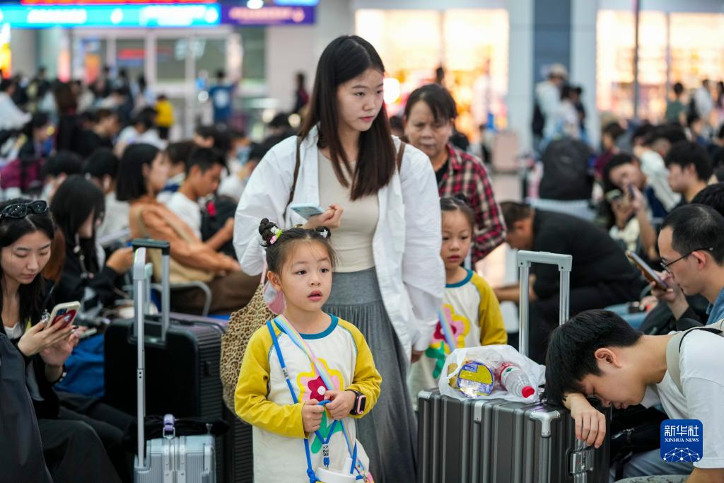 各地铁路部门迎来国庆出行高峰