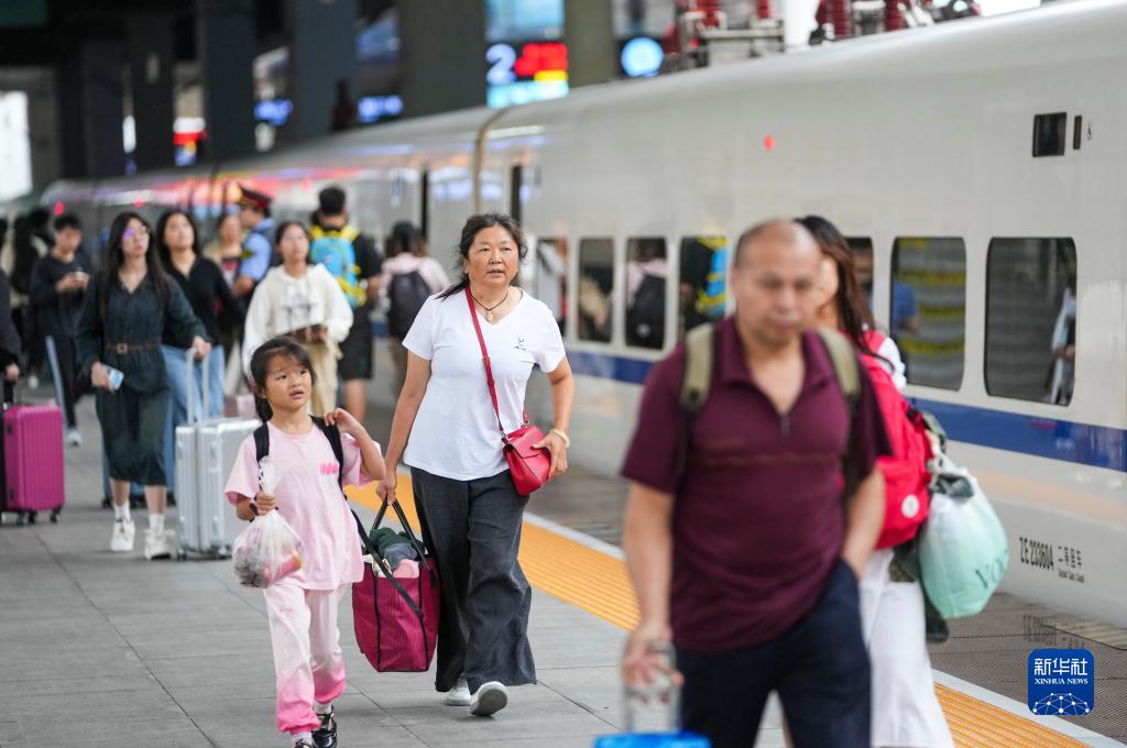 各地铁路部门迎来国庆出行高峰