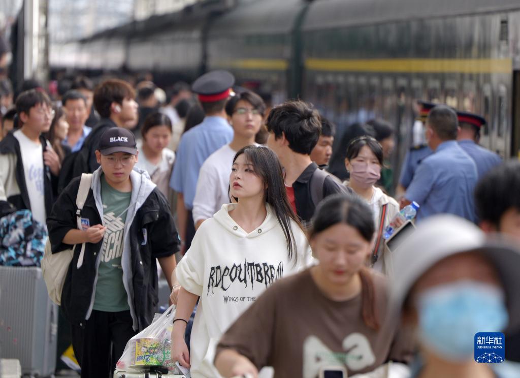 各地铁路部门迎来国庆出行高峰