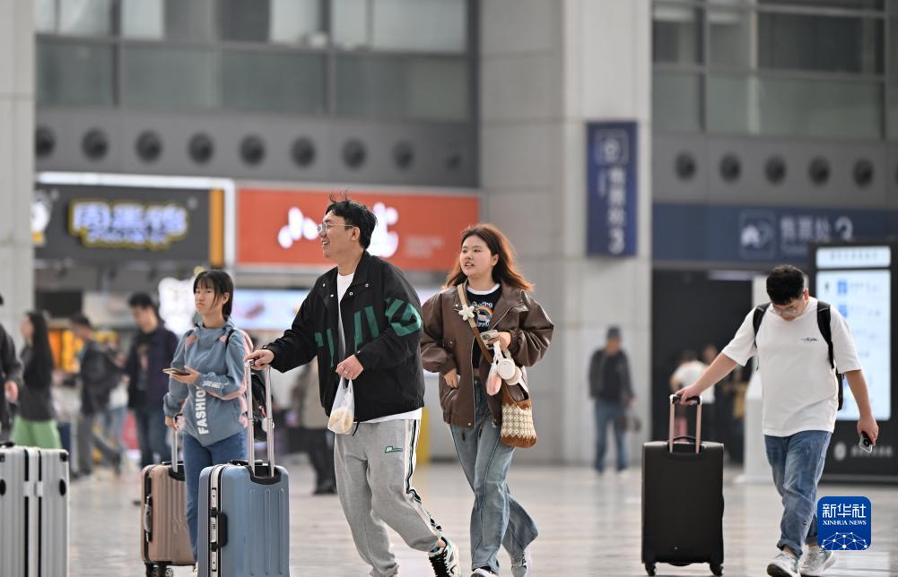 各地铁路部门迎来国庆出行高峰