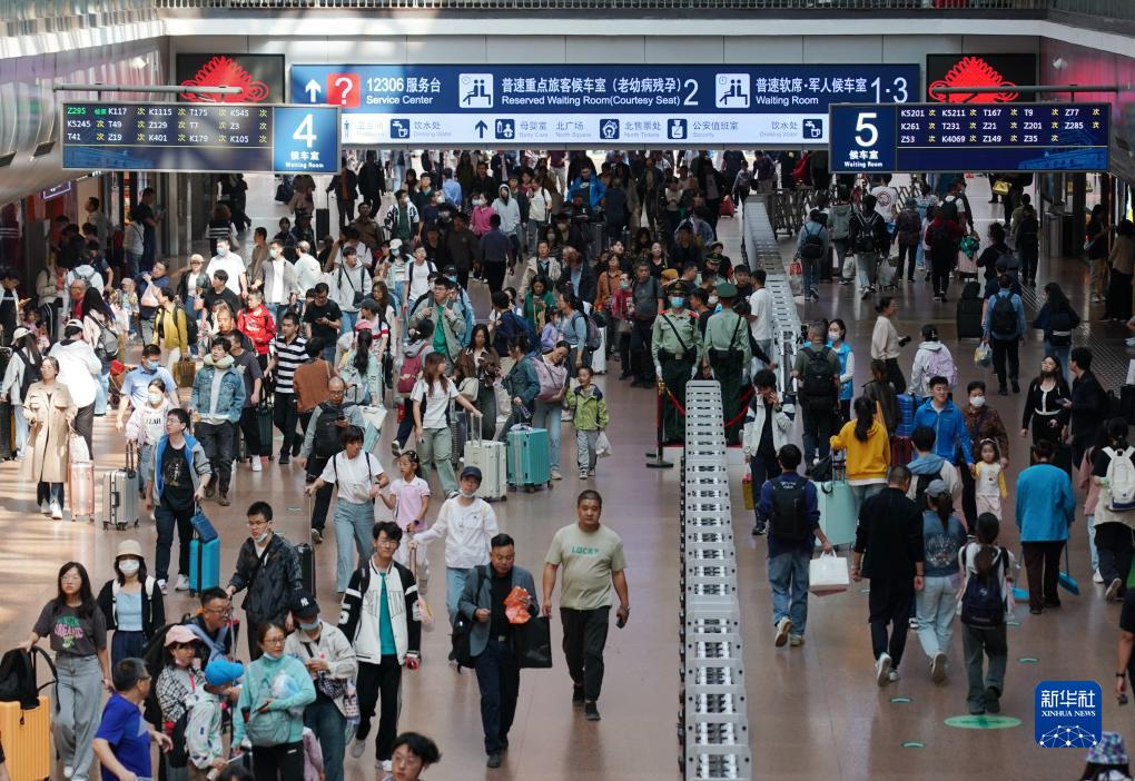 各地铁路部门迎来国庆出行高峰