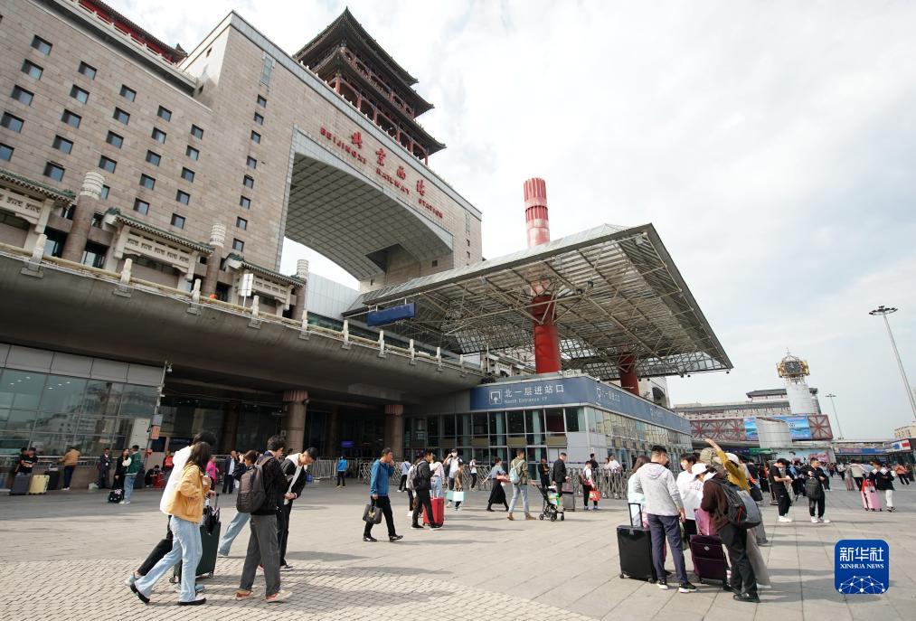 各地铁路部门迎来国庆出行高峰