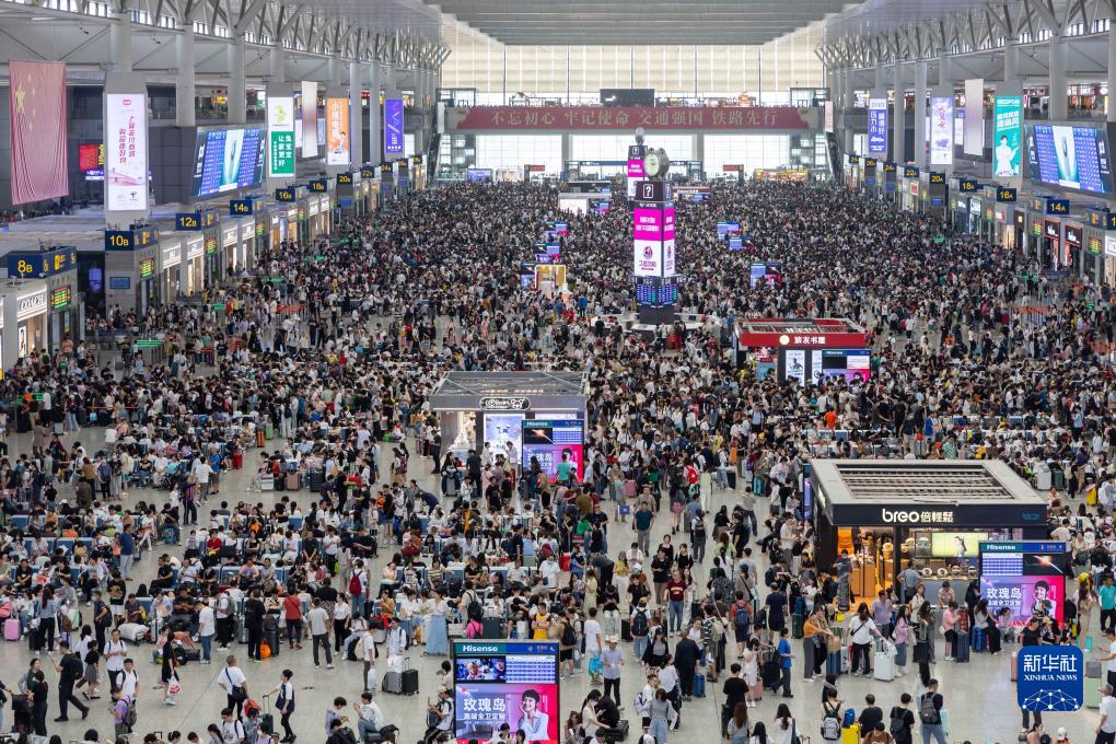 各地铁路部门迎来国庆出行高峰