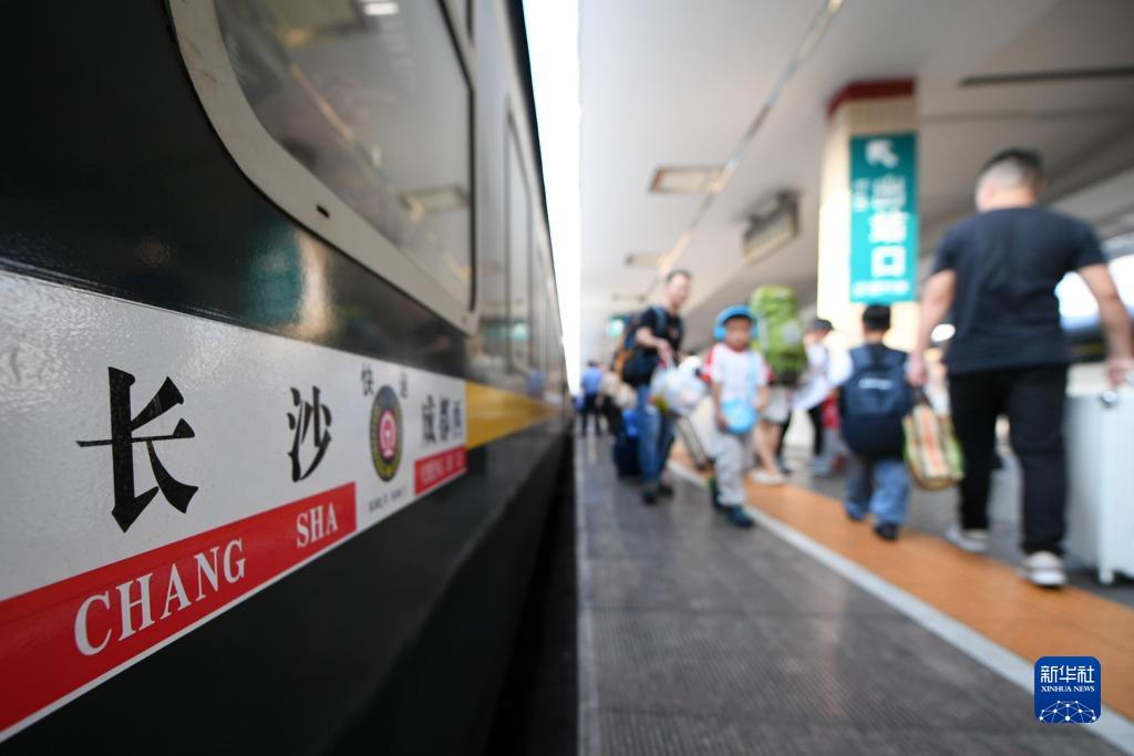 各地铁路部门迎来国庆出行高峰