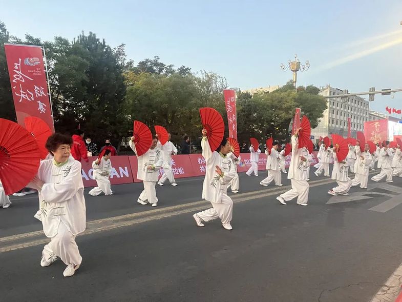 万人齐聚!嘉峪关长城马拉松现场直击!场面超震撼,快看→