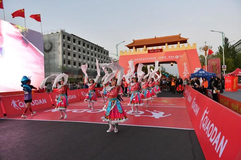万人齐聚!嘉峪关长城马拉松现场直击!场面超震撼,快看→