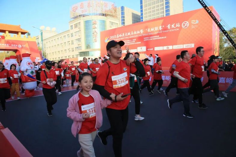 万人齐聚!嘉峪关长城马拉松现场直击!场面超震撼,快看→