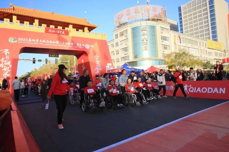 万人齐聚!嘉峪关长城马拉松现场直击!场面超震撼,快看→