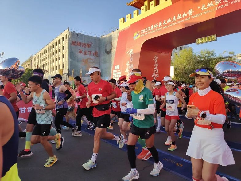 万人齐聚!嘉峪关长城马拉松现场直击!场面超震撼,快看→