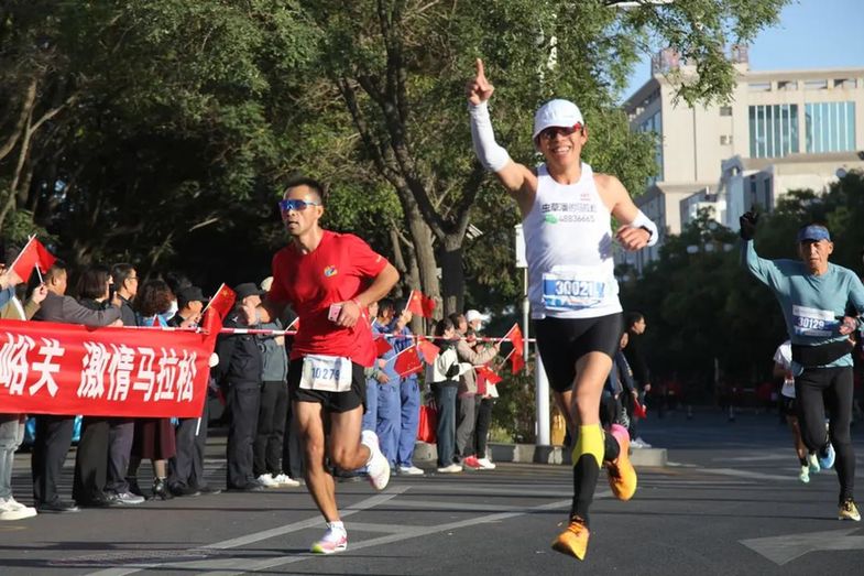 万人齐聚!嘉峪关长城马拉松现场直击!场面超震撼,快看→