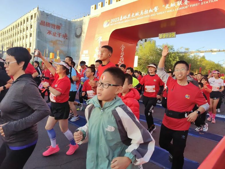 万人齐聚!嘉峪关长城马拉松现场直击!场面超震撼,快看→