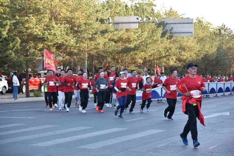 万人齐聚!嘉峪关长城马拉松现场直击!场面超震撼,快看→