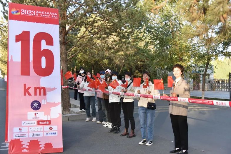 万人齐聚!嘉峪关长城马拉松现场直击!场面超震撼,快看→