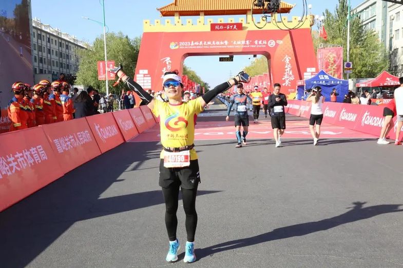 万人齐聚!嘉峪关长城马拉松现场直击!场面超震撼,快看→