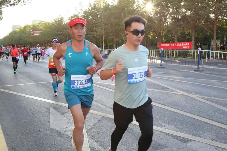 万人齐聚!嘉峪关长城马拉松现场直击!场面超震撼,快看→