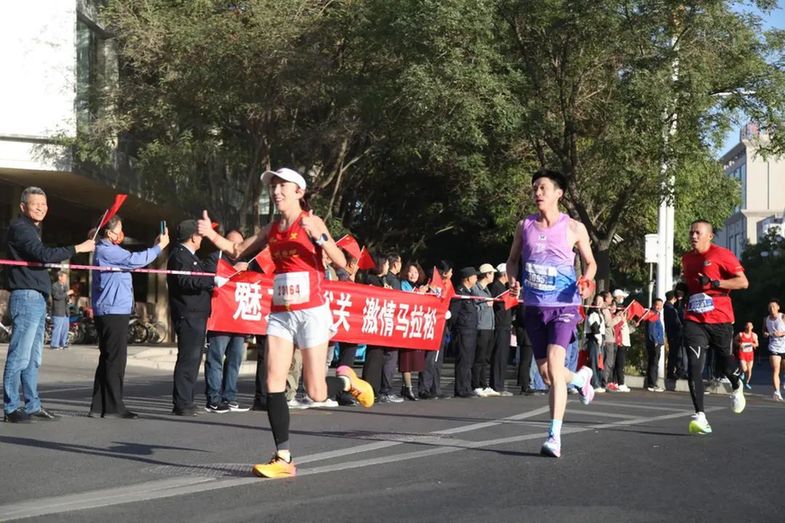 万人齐聚!嘉峪关长城马拉松现场直击!场面超震撼,快看→