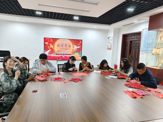 连云港职业技术学院“艺旅阳光”非遗学园：开展“祖国在我心中”少数民族学生学非遗、话团圆、迎国庆活动