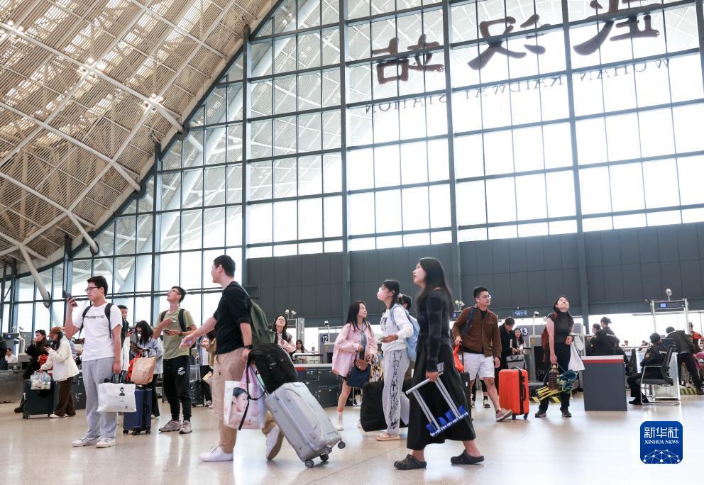 各地迎来返程高峰