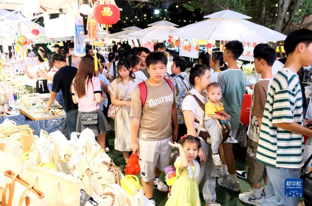 广西南宁：假日带火夜经济