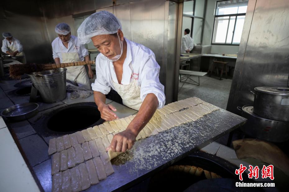 老字号香飘百年 探访江苏省级非遗南通西亭脆饼制作全过程