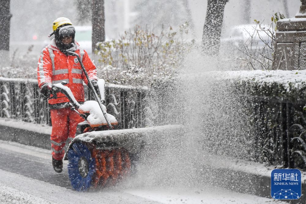 长春“以雪为令”积极应对降雪寒潮