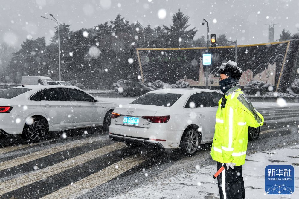 长春“以雪为令”积极应对降雪寒潮