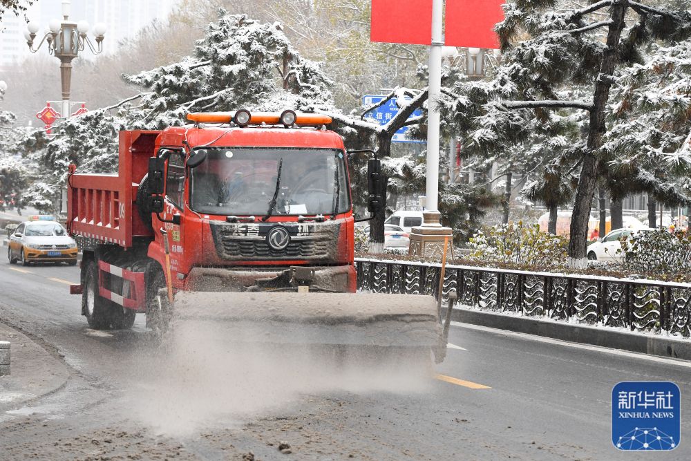 长春“以雪为令”积极应对降雪寒潮