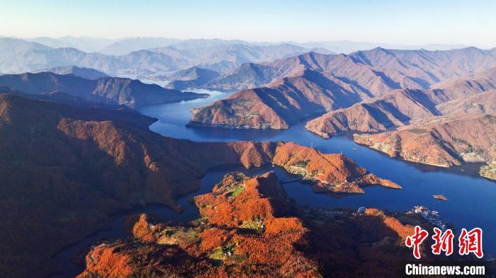 四川白龙湖彩林水中映 如诗意山水画