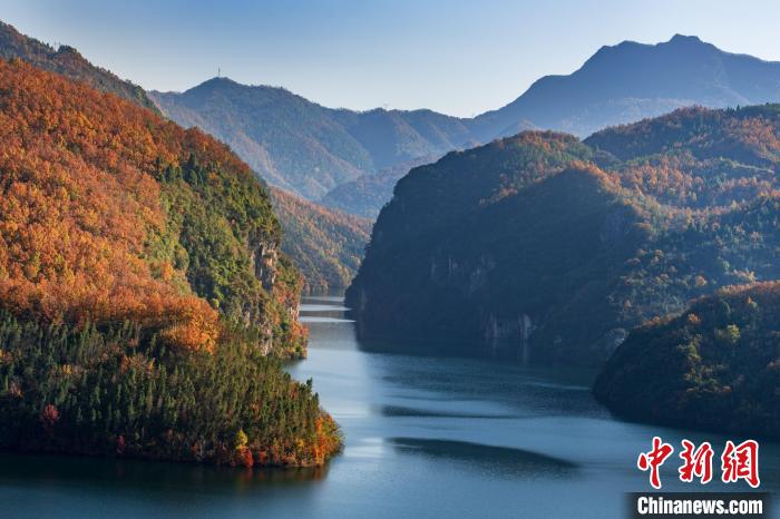 四川白龙湖彩林水中映 如诗意山水画