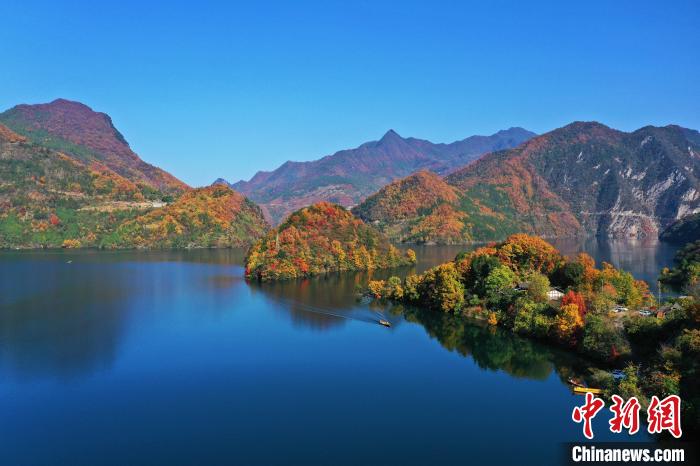 四川白龙湖彩林水中映 如诗意山水画