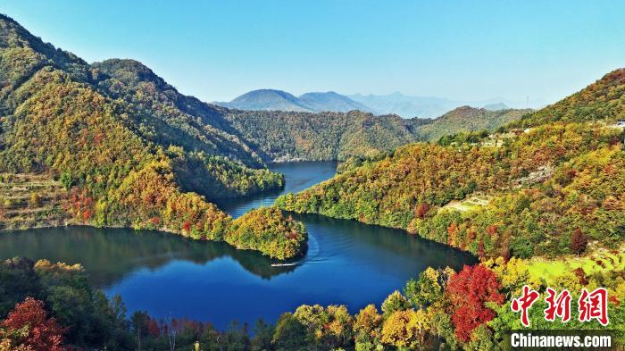 四川白龙湖彩林水中映 如诗意山水画