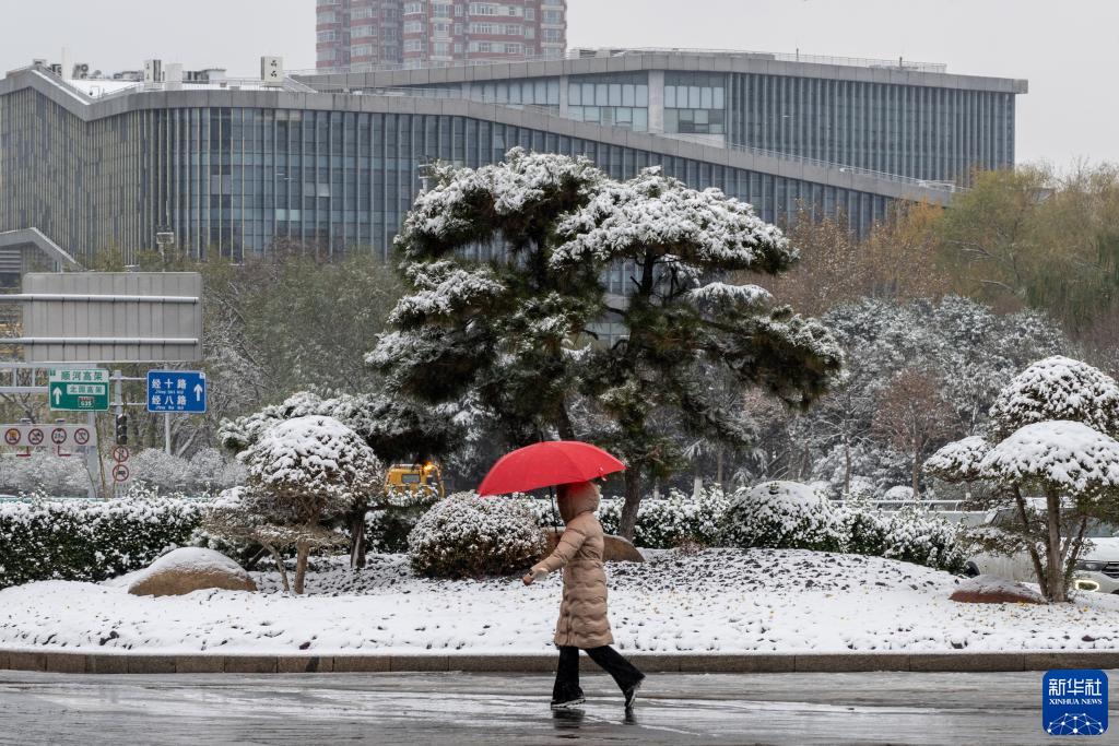 山东济南出现降温雨雪天气