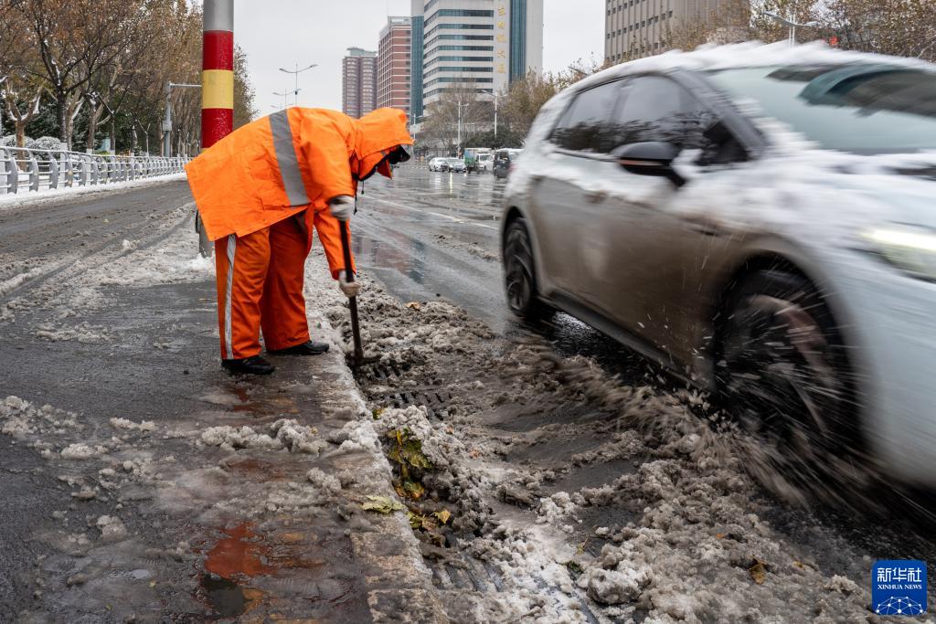 山东济南出现降温雨雪天气