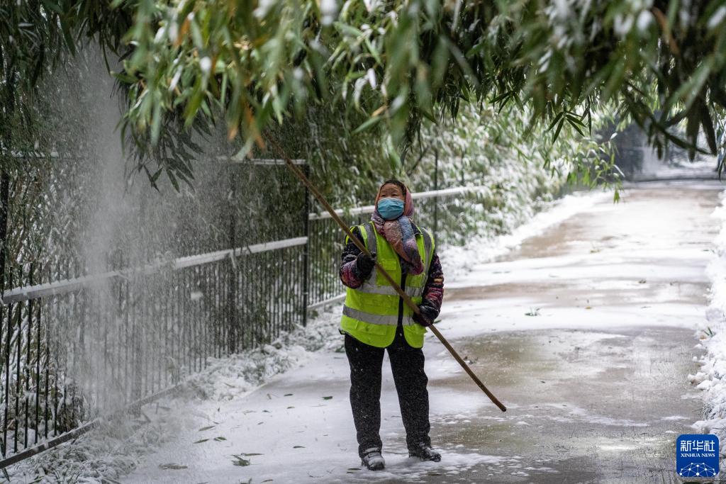 山东济南出现降温雨雪天气